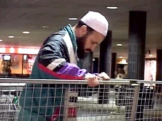 Отец шведского талиба заточил себя в клетку в центре Стокгольма
