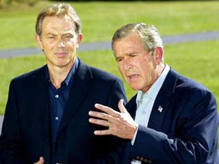 Президент США Джордж Буш и премьер-министр Великобритании Тони Блэр пытаются убедить мировую общественность к угрозе, которая исходит от режима Саддама Хусейна