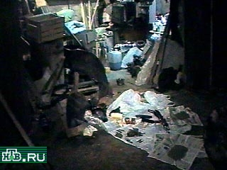 Сотрудники милиции и ФСБ обнаружили в одном из гаражей города Светлограда склад оружия и взрывчатых веществ.