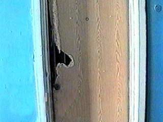 Воры проникли в квартиру 68-летнего Глориозова в Малом Казенном переулке, взломав замки входной двери