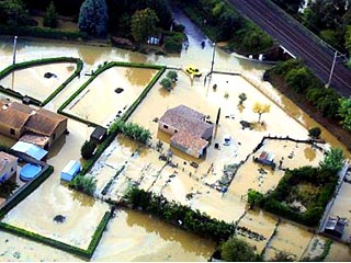 Число жертв наводнения на юге Франции достигло 26 человек