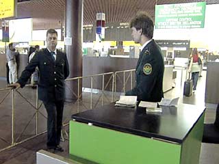 Таможенники аэропорта "Шереметьево-2" перестали принимать справки о конвертации сумм, превышающих 1500 долларов