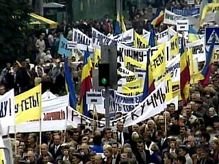 Участники акции протеста в Киеве постановили отстранить Кучму и провести досрочные выборы