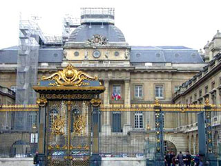В Париже прошли судебные слушания по обвинению популярного французского писателя Мишеля Уэльбека в "оскорблении ислама" и "разжигании религиозной ненависти"