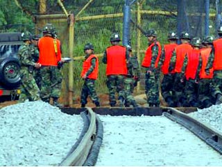 Вооруженные силы приступили сегодня к разминированию минных полей в разделяющей две страны демилитаризованной зоне