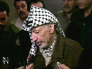 Палестинский лидер Ясир Арафат, блокированный в своей резиденции в Рамаллахе...