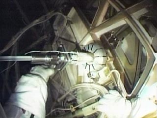 Двое астронавтов с шаттла Endeavour довольно быстро завершили необходимую работу в открытом космосе