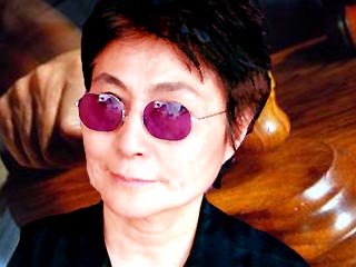 Вдова Джона Леннона Йоко Оно обвиняет Фреда Симэна в краже реликвий, связанных с жизнью знаменитого битла