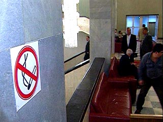 Сенаторам разрешено курить только в саду и вместе с журналистами