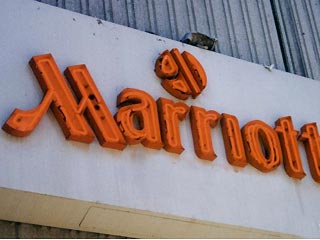 Бизнесмен подал в суд на сеть отелей Marriott за найденную в ванной видеокамеру