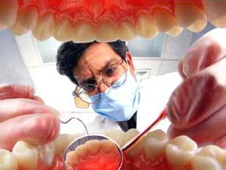 Уборщик, которому надоело мыть несколько этажей стоматологической лечебницы, решил "стать дантистом"