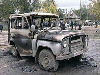 Боевики подорвали радиоуправляемый фугас на автодороге, ведущей в райцентр Шали, когда по ней следовала автомашина с бойцами отряда ОМОН