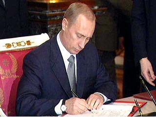 Президент России Владимир Путин подписал закон о моратории на проведение референдумов