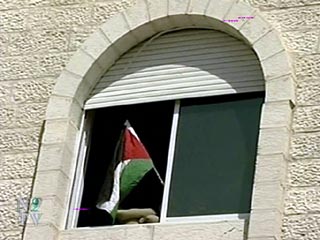 Под сильнейшим американским давлением правительство страны приняло решение вывести войска из города и снять блокаду резиденции Арафата
