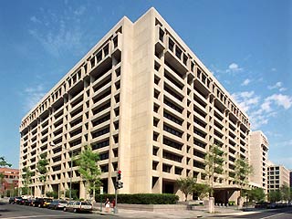 Сотрудники штаб-квартиры МВФ в Вашингтоне были временно эвакуированы в понедельник после получения письма, содержавшего подозрительный белый порошок