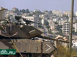 Израильская армия полностью блокировала находящиеся под палестинским управлением города, расположенные в так называемой "зоне А" на Западном берегу реки Иордан