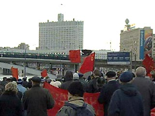 Активисты коммунистических общественных организаций в пятницу рано утром провели у здания Правительства РФ акцию...