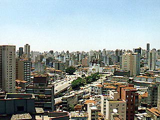Каждые пять минут в окнах небоскребов Сан-Паулу отражается силуэт взлетающего или идущего на посадку вертолета