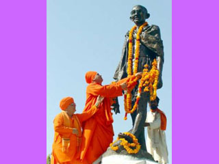 Индусские женщины у статуи Ганди