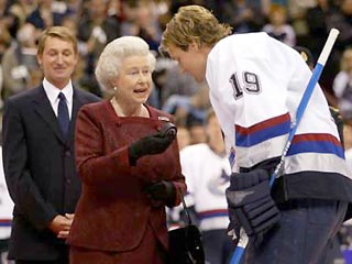 Королева Великобритании приняла участие в хоккейном матче