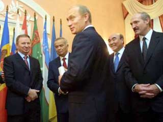 Путин отмечает юбилей не в кругу семьи, а в Кишиневе, на саммите СНГ, где он принимает поздравления от президентов стран СНГ