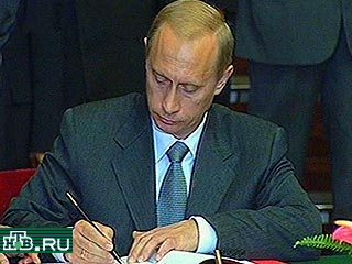 Сегодня президент Путин подписал указ о награждении 50 журналистов, работавших в Чечне во время контртеррористической операции, орденами "Мужества", "Почета", а также медалями ордена "За заслуги перед Отечеством" 1-й и 2-й степени