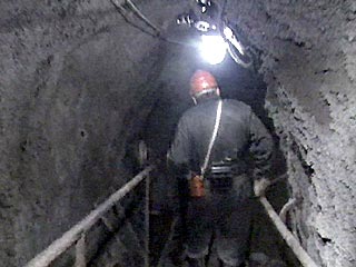 Шесть из двенадцати оказавшихся отрезанными на участке аварии шахтеров перестукиваются со спасателями