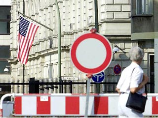 Американское посольство в Париже оцеплено французскими полицейскими в связи с угрозой взрыва