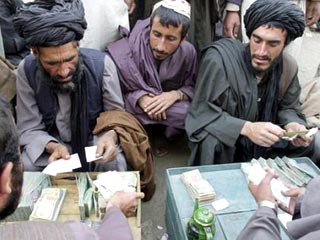 В Афганистане - новая валюта, но ее трудно получить даже в банках страны