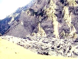 Спасатели начали использовать в Кармадонском ущелье "шахтный метод"