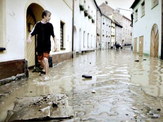 В городе Лужницы в Кленовицех, Южная Чехия, объявлена вторая степень опасности из-за угрозы наводнения
