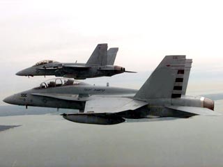Два новейших истребителя ВМС США F-18S Super Hornet выполняли учебный полет