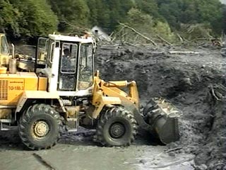 Спасатели при расчистке дороги Гирзель-Кармадон в Кармадонском ущелье Северной Осетии обнаружили фрагменты человеческого тела