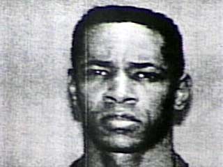 Этот человек идентифицирован как Джон Аллен Мохаммед, который также известен как Джон Аллен Уильямс, он чернокожий, ему 42 года
