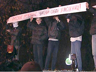 Многие москвичи предлагают себя в обмен на заложников, захваченных в Театральном центре на Дубровской улице