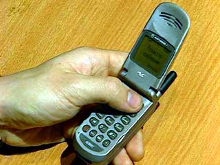 Сегодня утром заложникам разрешили позвонить по мобильным телефонам своим родным и передать обращение к общественности
