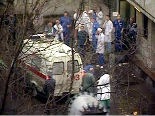 Представитель 13-й горбольницы в неофициальной беседе заявил "МК-Новости", что среди пострадавших заложников, доставленных в эту больницу, были несколько человек с огнестрельными ранениями