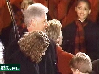 В столице США официально открыт рождественский сезон. Президент Билл Клинтон зажег огни на Национальной Рождественской елке, которая установлена напротив Белого Дома