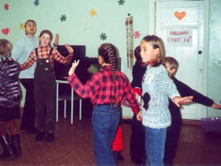 Родителей научат отмечать в семьях шаббат, исполнять еврейские песни и танцы, а также играть с детьми в еврейские народные игры