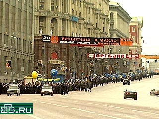 Либерально-демократическая партия России провела в центре Москвы митинг, посвященный Дню Конституции и 11-летию создания ЛДПР. В нем приняли участие около 2 тыс. человек
