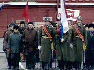 В Москве на Красной площади прошел парад ветеранов Великой Отечественной войны, приуроченный к Дню согласия и примирения