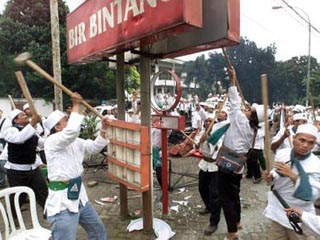 В течение трех лет "защитники ислама" терроризировали владельцев и посетителей кафе, ресторанов, ночных клубов и других центров отдыха и развлечений Джакарты