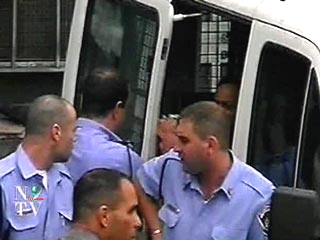 Полицейские обнаружили религиозного деятеля со связанными руками в багажнике автомобиля в арабском поселке Азария недалеко от Иерусалима