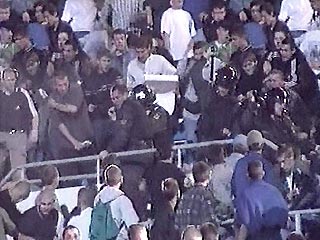 На стадионе в Раменском фанаты пошли в наступление на ОМОН