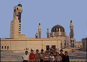Иракское телевидение передало накануне пятничную проповедь имама багдадской мечети "Мать всех битв", в которой содержатся призывы "бороться с неверными всеми способами"