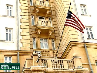 Неизвестные угрожают взорвать здание американского посольства В Москве