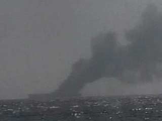 Сутки продолжается пожар на танкере вблизи Гонконга