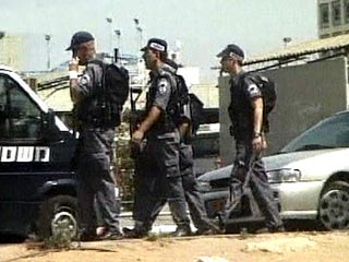 Пять еврейских поселенцев, подозреваемых в краже обуви и оливковых саженцев, были задержаны в понедельник израильской службы безопасности