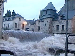 Тысячи жителей Южной Англии и прибрежных районов Франции вынуждены были покинуть свои дома в результате сильных наводнений, обрушившихся на западную Европу