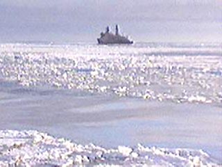 Плашкоут "СПП-005" водоизмещением 200 тонн попал в ледовый плен в пятницу в Беринговом море, примерно в 90 милях от восточного берега Камчатки